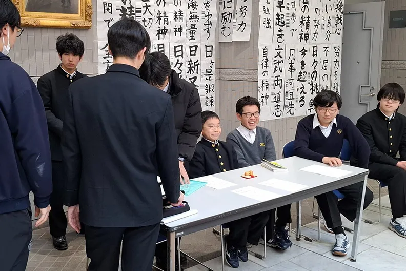 生徒会執行部役員立候補の受付の様子